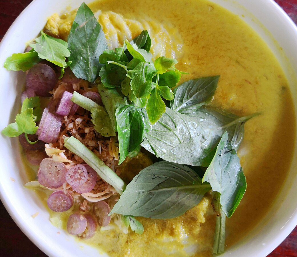 Nom Banchuck Kampot: A local twist on a traditional Khmer dish. 